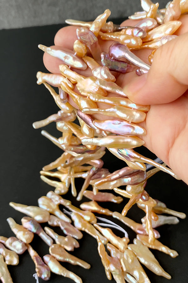 【淡水パール】 （ビワ　スティック　枝） 大きさ　約4～9×22～32mm 穴径　約0.4～0.5mm