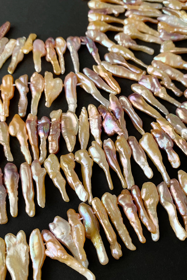 【淡水パール】 （ビワ　スティック　枝） 大きさ　約4～9×22～32mm 穴径　約0.4～0.5mm