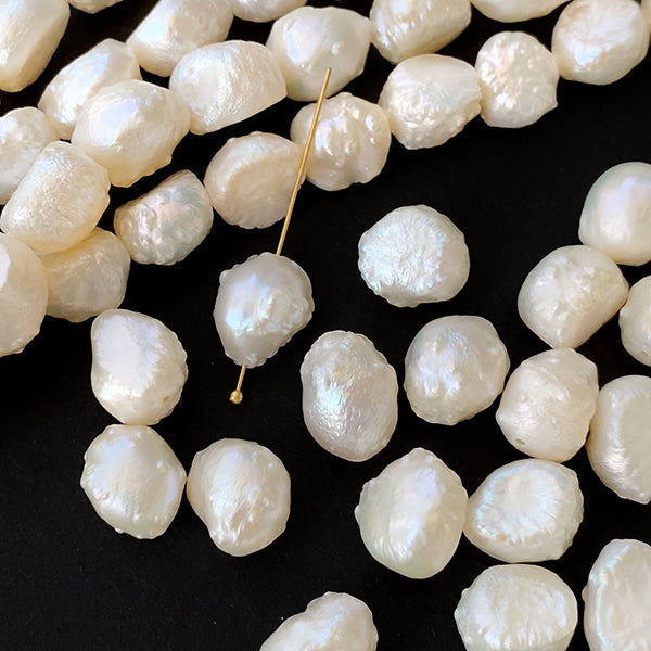 【淡水パール】 （ローズバッド　ローズソーム　フラットバロック） 大きさ　約8～11×8～9mm 穴径　約0.4～0.5mm 1連　約38cm　約40個