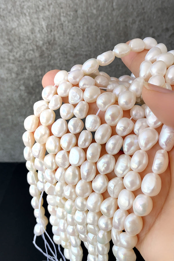 【淡水パール】 （バロック） 大きさ　約9～11×8.5～9mm 穴径　約0.4～0.5mm 1連　約35cm　約34～35個