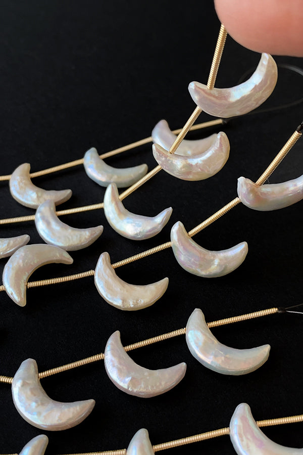 淡水パール （ムーン　クレセントムーン　三日月） 横穴タイプ 大きさ　約5.5～6×16～17mm 穴径　約0.4～0.5mm