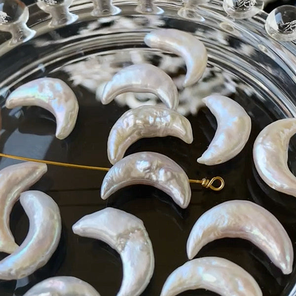 淡水パール （ムーン　クレセントムーン　三日月） 横穴タイプ 大きさ　約5.5～6×16～17mm 穴径　約0.4～0.5mm