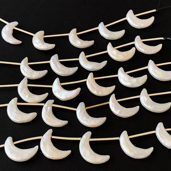淡水パール （ムーン　クレセントムーン　三日月） 横穴タイプ 大きさ　約5.5～6×16～17mm 穴径　約0.4～0.5mm