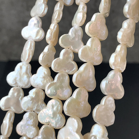 【淡水パール】 （三つ葉　クローバー） 大きさ　約11～12.5×11.5～14mm 穴径　約0.4～0.5mm 1連　約35cm　約30個