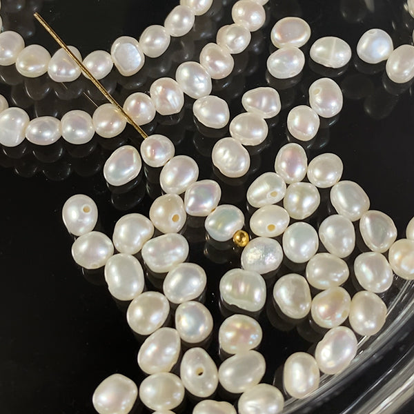 【淡水パール】 （フラットポテト） 大きさ　約3～3.5×4～4.5mm 穴径　約0.4～0.5mm