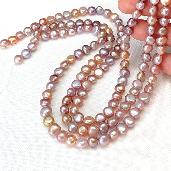 【淡水パール】 （フラットポテト） ピンク 大きさ　約6.5～7×7～7.5mm 穴径　約0.5～0.6mm 1連　約36cm　約53個