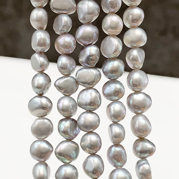 【淡水パール】 （フラットポテト　バロック） グレー 大きさ　約5.5～6×5.5～6.5mm 穴径　約0.4～0.5mm 1連　約35cm　約63～64個