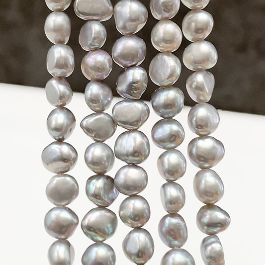 【淡水パール】 （フラットポテト　バロック） グレー 大きさ　約5.5～6×5.5～6.5mm 穴径　約0.4～0.5mm 1連　約35cm　約63～64個