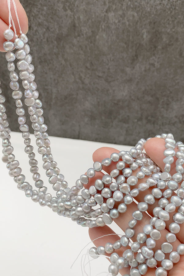 【淡水パール】 （フラットポテト　バロック） グレー 大きさ　約5.5～6×5.5～6.5mm 穴径　約0.4～0.5mm 1連　約35cm　約63～64個