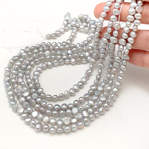 【淡水パール】 （フラットポテト　バロック） グレー 大きさ　約5.5～6×5.5～6.5mm 穴径　約0.4～0.5mm 1連　約35cm　約63～64個