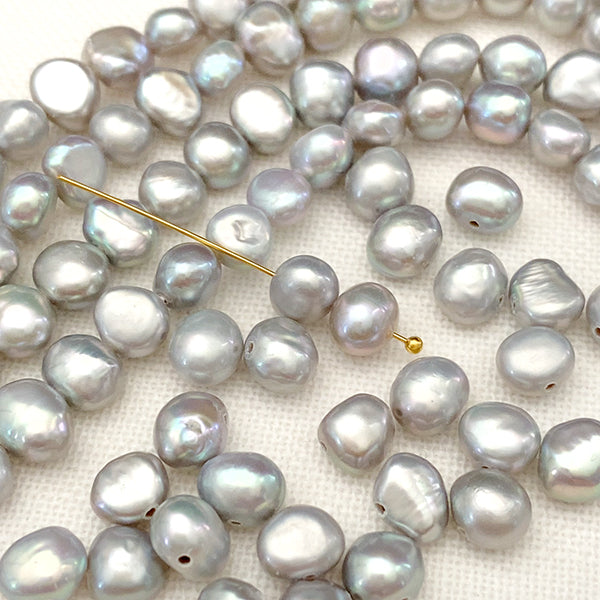 【淡水パール】 （フラットポテト　バロック） グレー 大きさ　約5.5～6×5.5～6.5mm 穴径　約0.4～0.5mm 1連　約35cm　約63～64個