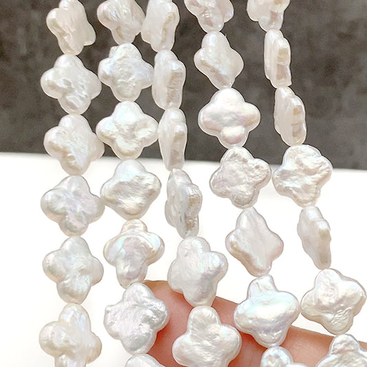 【淡水パール】 （フラワー　クローバー　四つ葉） 大きさ　約12mm 穴径　約0.4～0.5mm