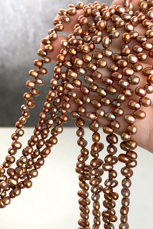 【淡水パール】 （クレオパトラ、ライス） ブラウン 赤茶 大きさ　約4～4.2×5～6mm 穴径　約0.4～0.5mm