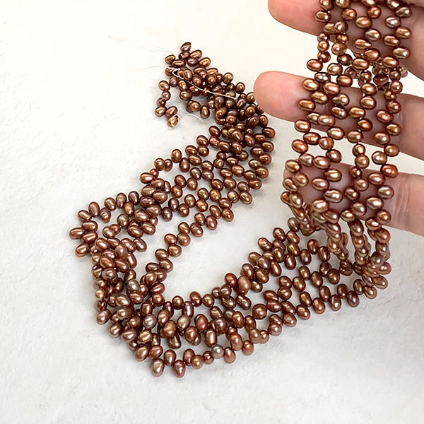 【淡水パール】 （クレオパトラ、ライス） ブラウン 赤茶 大きさ　約4～4.2×5～6mm 穴径　約0.4～0.5mm