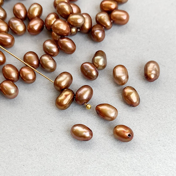 【淡水パール】 （クレオパトラ、ライス） ブラウン 赤茶 大きさ　約4～4.2×5～6mm 穴径　約0.4～0.5mm