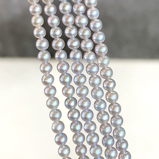 【淡水パール】 <br>淡水パール<br>（セミラウンド）<br>グレー<br>大きさ　約3.3〜3.4×3〜3.3mm<br>穴径　約0.4〜0.5mm<br>1連　約38cm　約115個<br><br>