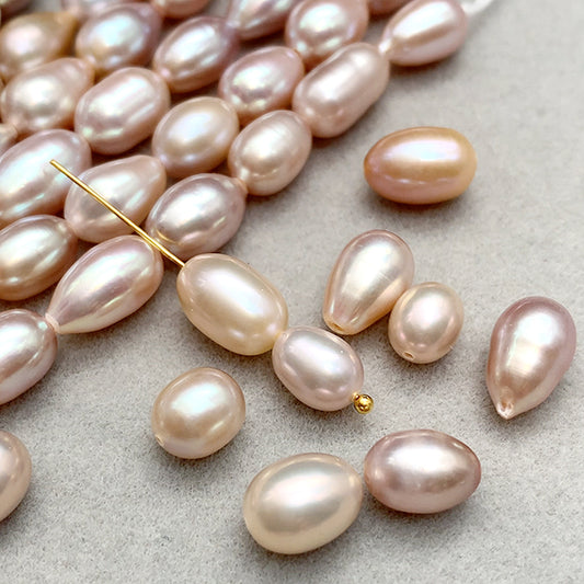 【淡水パール】 （ライス） ナチュラルライトピンク 大きさ　約8～10×6～6.5mm 穴径　約0.4～0.5mm 1連　約37cm　約35～37個