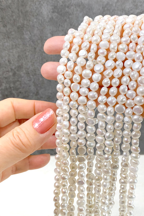 【淡水パール】 （フラットポテト） 大きさ　約6～7×7～8mm 穴径　約0.5mm 約50～52個　約35cm