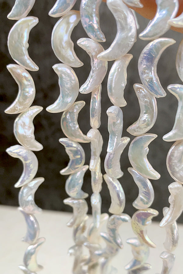 Freshwater Pearl (Moon Crescent Moon) Vertical Hole Type Size: Approx. 6-7 x 16-17mm Hole Diameter: Approx. 0.4-0.5mm