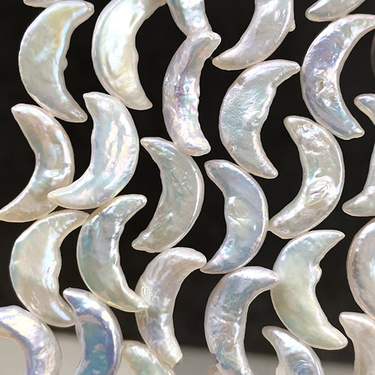 【淡水パール】 （ムーンクレセントムーン　三日月） 縦穴タイプ 大きさ　約6～7×16～17mm 穴径　約0.4～0.5mm