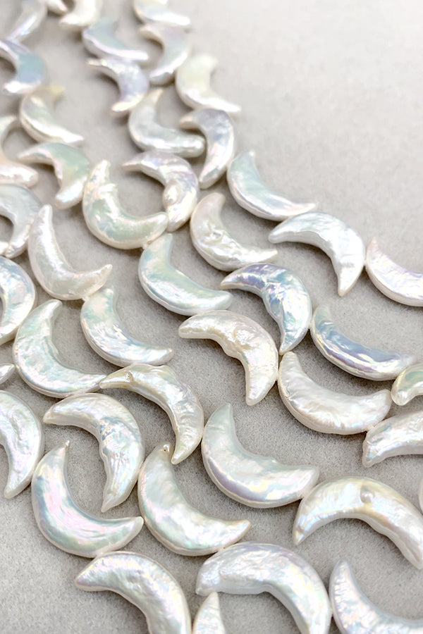 Freshwater Pearl (Moon Crescent Moon) Vertical Hole Type Size: Approx. 6-7 x 16-17mm Hole Diameter: Approx. 0.4-0.5mm