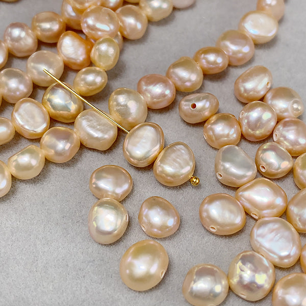 【淡水パール】 （フラットポテト） ナチュラルオレンジ 大きさ　約5.5～6×6.5～7.5mm 穴径　約0.5mm 約52～54個　約33cm