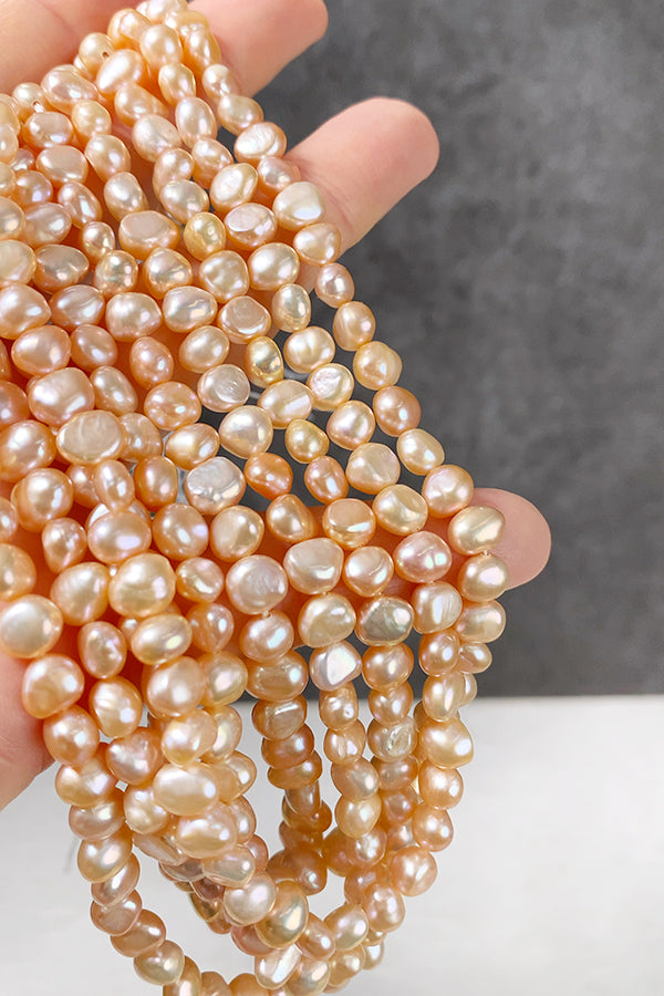 【淡水パール】 （フラットポテト） ナチュラルオレンジ 大きさ　約5.5～6×6.5～7.5mm 穴径　約0.5mm 約52～54個　約33cm