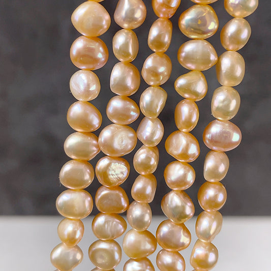 【淡水パール】 （フラットポテト） ナチュラルオレンジ 大きさ　約5.5～6×6.5～7.5mm 穴径　約0.5mm 約52～54個　約33cm