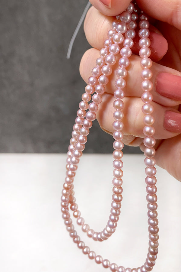 【淡水パール】 （セミラウンド） ピンク 大きさ　約4mm 穴径　約0.5～0.6mm 1連　約38cm　約90個