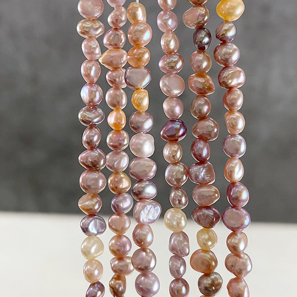 【Freshwater Pearl】 (Flat Potato Mini Baroque) Natural Pink Mix Size: Approx. 3.7-4.2 x 4.5-5mm Hole Diameter: Approx. 0.4-0.5mm 1 Strand: Approx. 38cm, Approx. 95 beads