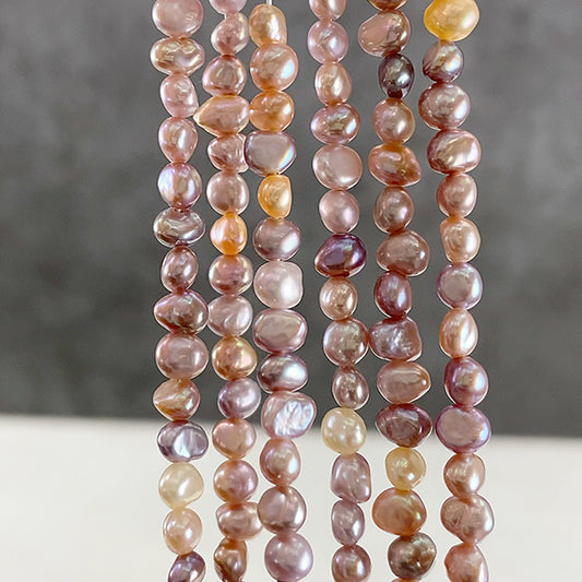 【淡水パール】 （フラットポテト　ミニバロック） ナチュラルピンク ミックス 大きさ　約3.7～4.2×4.5～5mm 穴径　約0.4～0.5mm 1連　約38cm　約95個