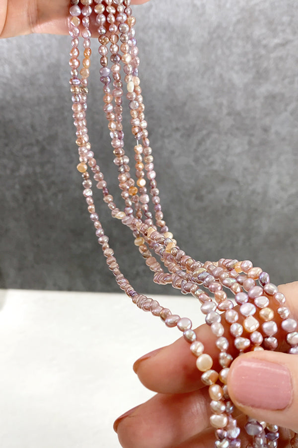 【Freshwater Pearl】 (Flat Potato Mini Baroque) Natural Pink Mix Size: Approx. 3.7-4.2 x 4.5-5mm Hole Diameter: Approx. 0.4-0.5mm 1 Strand: Approx. 38cm, Approx. 95 beads