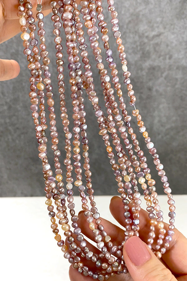 【Freshwater Pearl】 (Flat Potato Mini Baroque) Natural Pink Mix Size: Approx. 3.7-4.2 x 4.5-5mm Hole Diameter: Approx. 0.4-0.5mm 1 Strand: Approx. 38cm, Approx. 95 beads