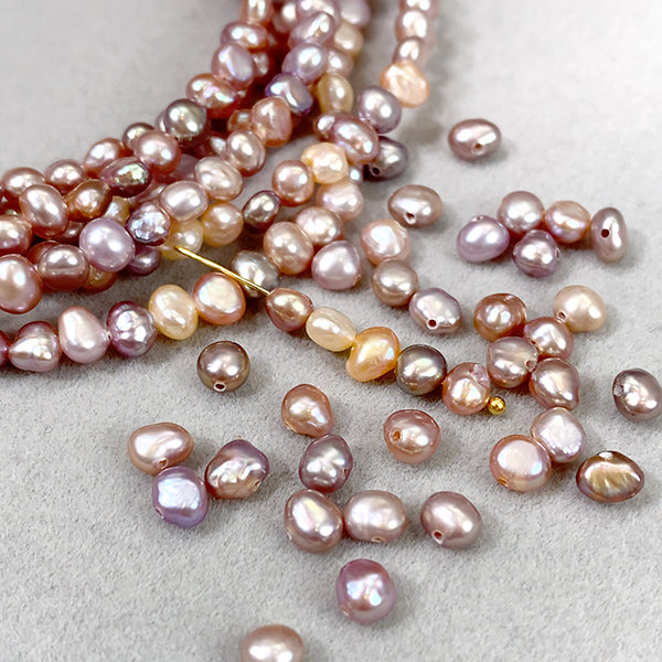 【Freshwater Pearl】 (Flat Potato Mini Baroque) Natural Pink Mix Size: Approx. 3.7-4.2 x 4.5-5mm Hole Diameter: Approx. 0.4-0.5mm 1 Strand: Approx. 38cm, Approx. 95 beads