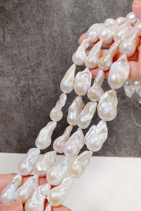 【淡水パール】 （バロック　オイスターバロック） 大きさ　約24～30×16～17mm 穴径　約0.5～0.6mm 1連　約39cm　14個