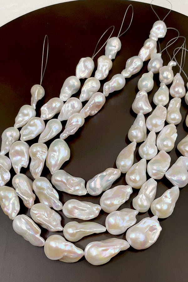 【淡水パール】 （バロック　オイスターバロック） 大きさ　約24～30×16～17mm 穴径　約0.5～0.6mm 1連　約39cm　14個
