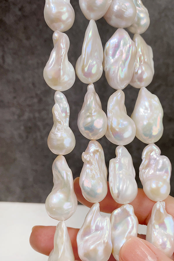 【淡水パール】 （バロック　オイスターバロック） 大きさ　約24～30×16～17mm 穴径　約0.5～0.6mm 1連　約39cm　14個