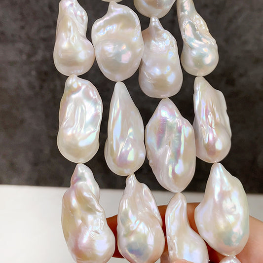 【淡水パール】 （バロック　オイスターバロック） 大きさ　約24～30×16～17mm 穴径　約0.5～0.6mm 1連　約39cm　14個
