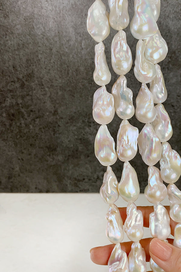 【淡水パール】 （バロック　オイスターバロック） 大きさ　約24～30×16～17mm 穴径　約0.5～0.6mm 1連　約39cm　14個