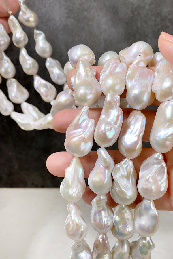 【淡水パール】 （バロック　オイスターバロック） 大きさ　約24～30×16～17mm 穴径　約0.5～0.6mm 1連　約39cm　14個