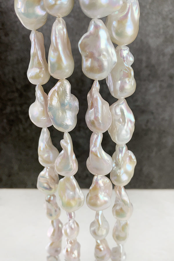 【淡水パール】 （バロック　オイスターバロック） 大きさ　約24～30×16～17mm 穴径　約0.5～0.6mm 1連　約39cm　14個