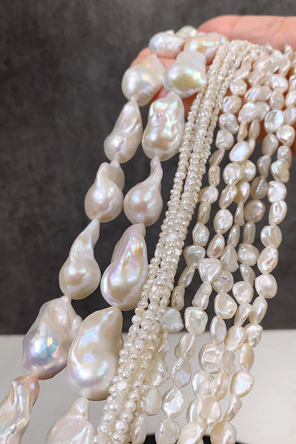 【淡水パール】 （フラットポテト　バロック） 大きさ　約2.8～3×3～3.5mm 穴径　約0.5mm 1連　約36cm　約135個
