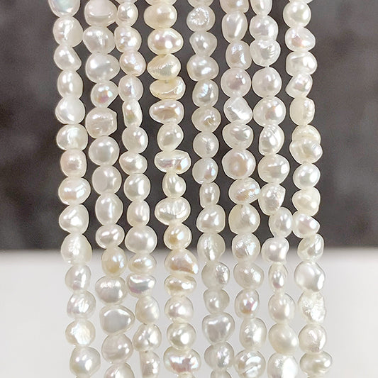 【淡水パール】 （フラットポテト　バロック） 大きさ　約2.8～3×3～3.5mm 穴径　約0.5mm 1連　約36cm　約135個