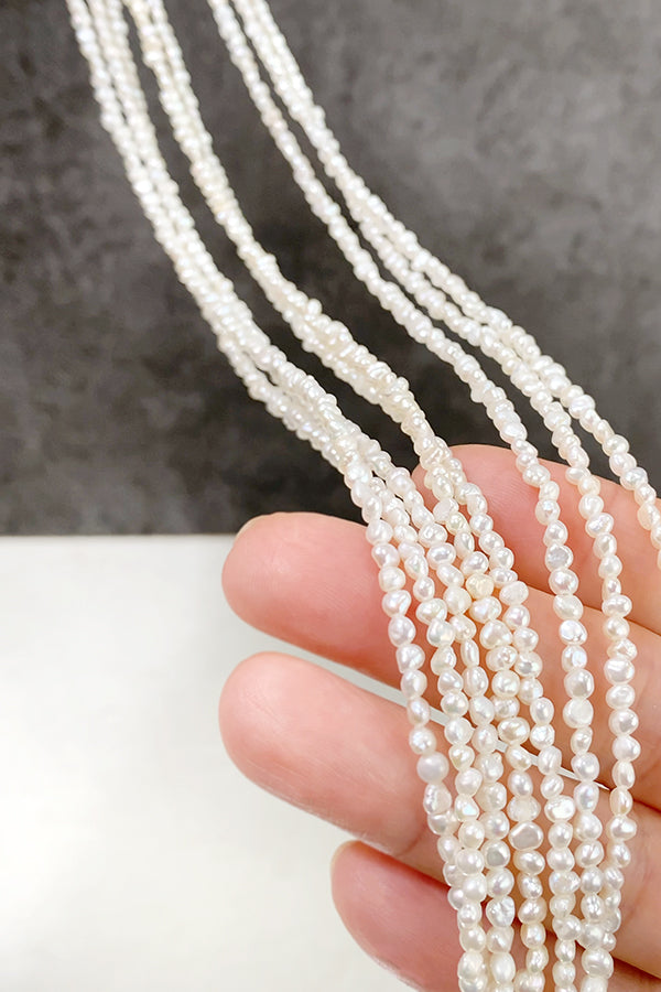【淡水パール】 （フラットポテト　バロック） 大きさ　約2.8～3×3～3.5mm 穴径　約0.5mm 1連　約36cm　約135個
