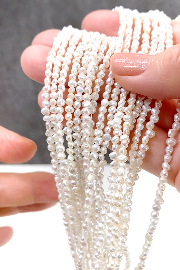 【淡水パール】 （フラットポテト　バロック） 大きさ　約2.8～3×3～3.5mm 穴径　約0.5mm 1連　約36cm　約135個