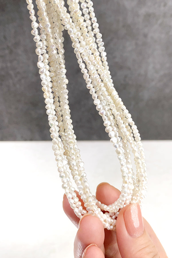 【淡水パール】 （フラットポテト　バロック） 大きさ　約2.8～3×3～3.5mm 穴径　約0.5mm 1連　約36cm　約135個