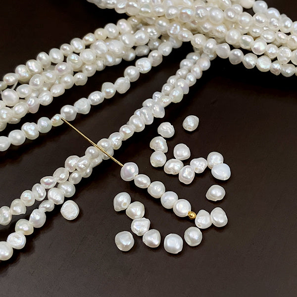 【淡水パール】 （フラットポテト　バロック） 大きさ　約2.8～3×3～3.5mm 穴径　約0.5mm 1連　約36cm　約135個