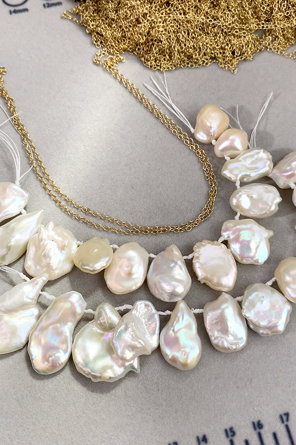 【淡水パール】（花びら　ケシ） 大きさ　約13～23×17～35mm 穴径　約0.5mm 1連　約16cm　12個