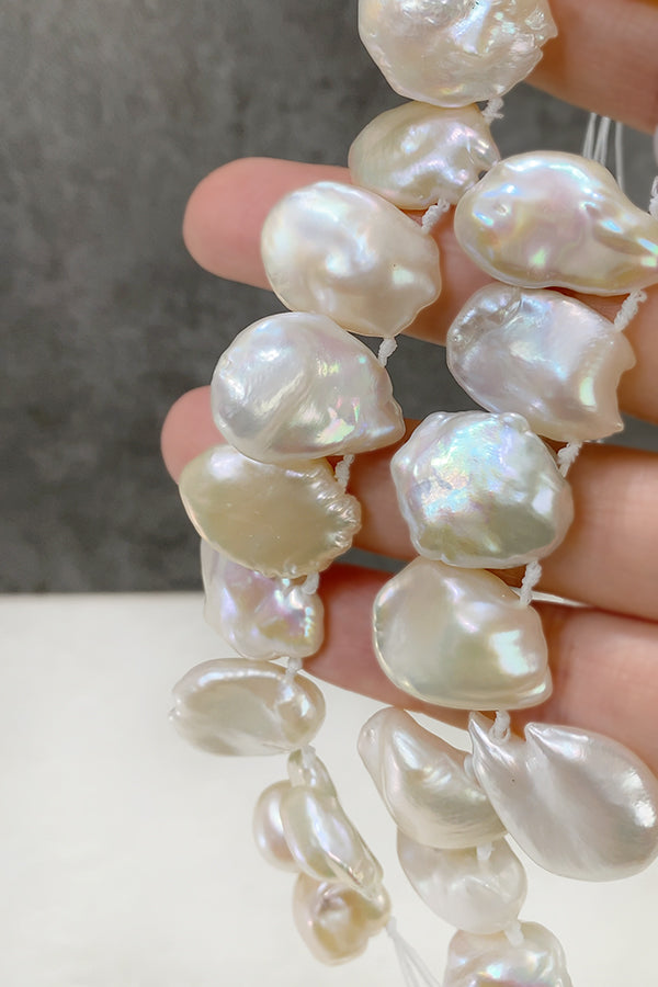 【淡水パール】（花びら　ケシ） 大きさ　約13～23×17～35mm 穴径　約0.5mm 1連　約16cm　12個
