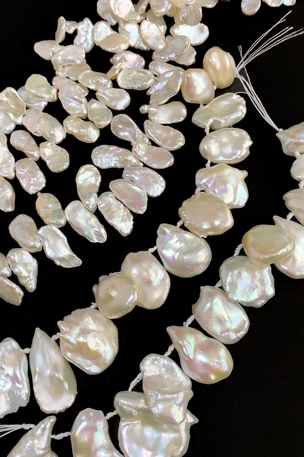 【淡水パール】（花びら　ケシ） 大きさ　約13～23×17～35mm 穴径　約0.5mm 1連　約16cm　12個